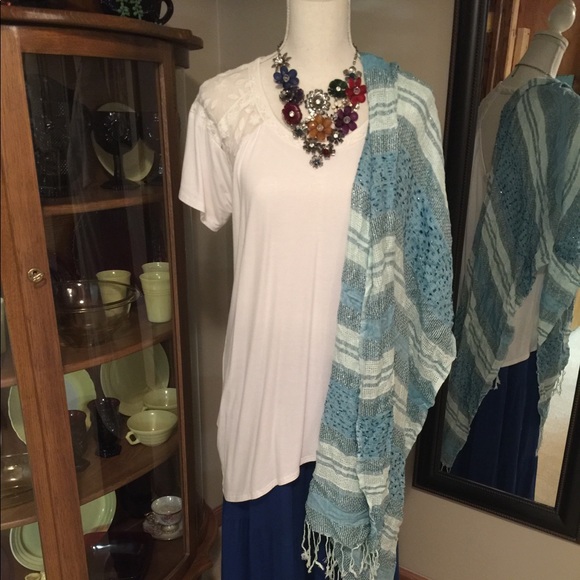 Beautiful Buckle BKE white lacy tunic size L - Picture 3 of 6